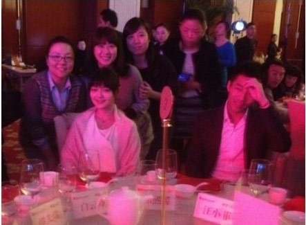 大S與粉絲合影,汪小菲十分羞澀