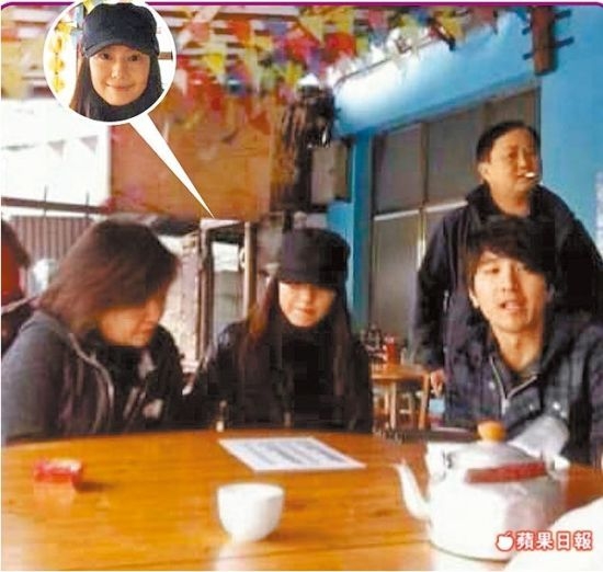 趙又廷高圓圓與趙媽媽在張家界用餐。